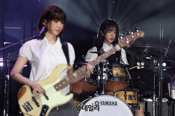 [영상] '알고리즘이 피워낸 꽃' 앨범 소개하는 QWER