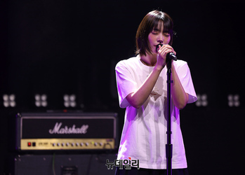 [영상] 걸밴드 QWER, 수록곡 '안녕, 나의슬픔' 무대