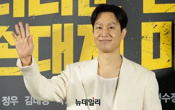 [포토] 더러운 돈 정우 '반가운 손인사'