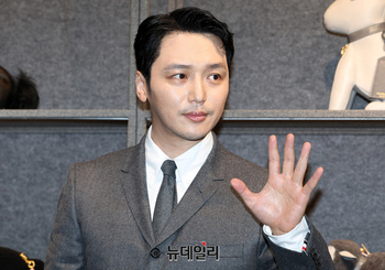 [포토] 변요한, 닥스훈트와 등장