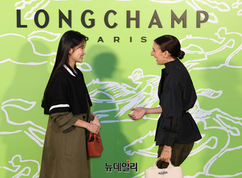 [포토] 김혜윤, 브랜드 이벤트 디렉트와 인사