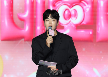 [포토] 최예나 소개하는 조정식 아나운서