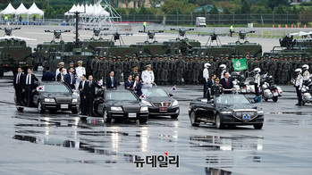 [포토] 열병차 탑승한 윤석열 대통령 