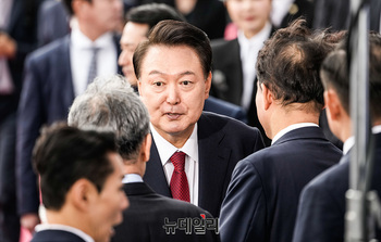 [포토] 내빈들과 인사 나누는 윤석열 대통령 