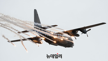 [포토] 건군 76주년 맞아 플레어 '76발' 발사하는 MC-130 수송기
