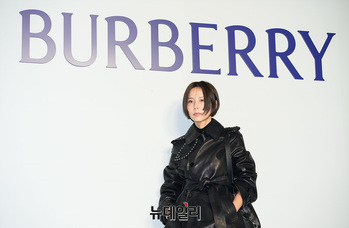 [영상] 김나영 '버버리 포토월 왔어요'
