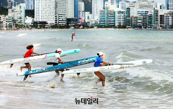 [포토] APP 월드투어 부산 SUP 오픈 '패들보드 힘찬 출발'
