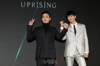 [영상] 전란 박정민-강동원 '양반과 천민이 만든 손하트'