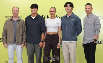 [포토] '박서준-아모띠'와 기념촬영하는 룰루레몬 아태지역 관계자들