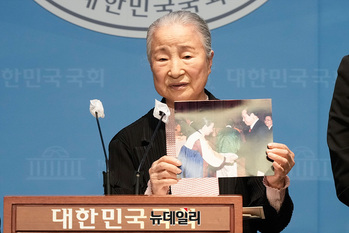 [포토] 사진 펼쳐 보이는 이영희 명인 