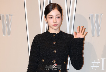 [영상] 노윤서, 올 블랙 패션