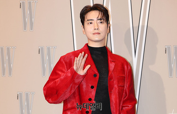 [영상] 손인사 하는 이준혁 