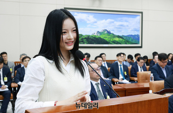 [포토] 답변 중 환하게 웃는 뉴진스 하니