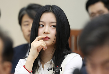 [포토] 국감장서 화보 찍은 뉴진스 하니