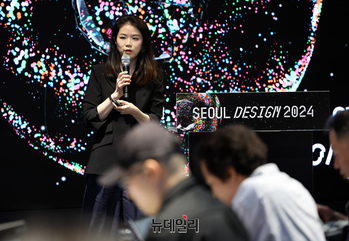 [포토] '라이트 아키텍처' 소개하는 강이연 작가