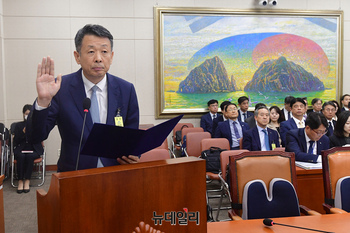 [포토] 선서하는 김광일 MBK파트너스 부회장