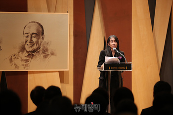 [포토] 포니정 시상식서 소감 밝히는 한강 작가