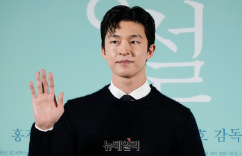 [영상] 청설 홍경 '가벼운 손인사'