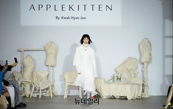 [영상] 곽현주 디자이너 '애플키튼(APPLE KITTEN)' 런웨이 1/3