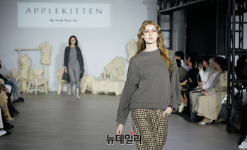 [영상] 곽현주 디자이너 '애플키튼(APPLE KITTEN)' 런웨이 2/3