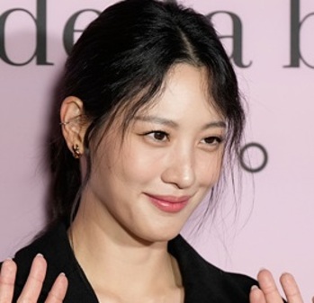 [영상] '베네데타 보롤리' 포토월서 포즈 취하는 수현