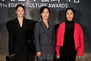 [포토] 포즈 취하는 서지혜·이도유재·이진경 