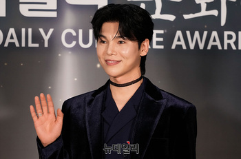 [포토] 손인사 하는 김준수