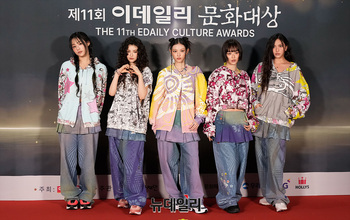 [포토] 세종문화회관에 등장한 뉴진스