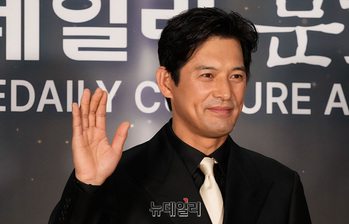 [포토] 오지호 '반가운 손인사'