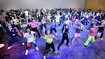 [포토] 줌바 아시아 홍보대사 최여진 '열정적 군무로 후끈후끈'