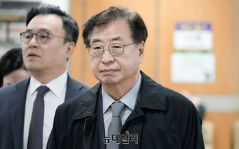 [포토] '국가정보원법 위반' 관련 공판 출석하는 서훈 