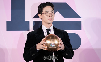 [포토] 박정민 '황금볼 들고'