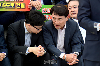 [포토] 대화 나누는 한동훈 대표와 김진태 강원지사