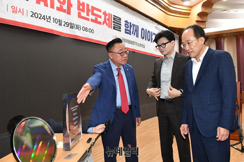 [포토] 반도체 웨이퍼 설명 듣는 한동훈·추경호