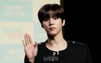 [포토] 김우석 '다정한 손인사'