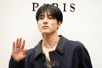 [영상] 더보이즈 에릭 '시크한 손인사'