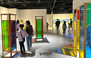 [포토] 신세계 센텀시티점, 부산 청년예술가 3인 '응시: 세 방향의 시선'展