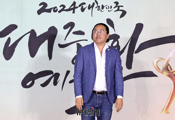 [영상] 김한민 영화감독, 대통령표창 수훈 "다음영화는 칼 이야기"