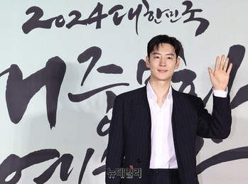 [영상] 배우 이제훈, 국무총리 표창 수훈