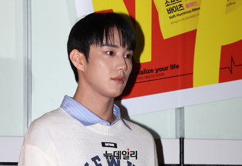 [영상] 피원하모니 인탁, 계단서 내려오는 꽃미모