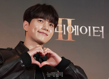 [영상] 하트 포즈 취하는 김명수