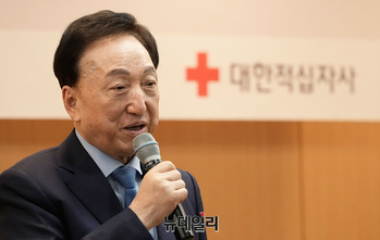 [포토] 축사하는 김철수 대한적십자사 회장