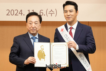 [포토] 가수 장민호, 대한적십자 홍보대사 위촉