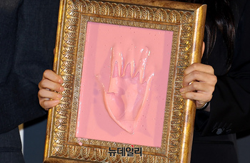 [영상] 고민시 핸드프린팅 '앗 뭐가 잘못됐는데'