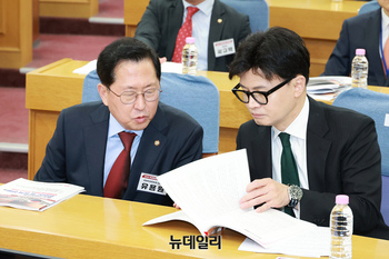 [포토] 대화 나누는 한동훈·유용원