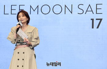 [포토] 이문세 소개하는 박경림 '데뷔할수 있게 해준 분'