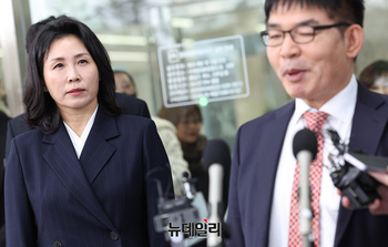 [포토] 벌금형 1심선고 직후 법원 나서는 김혜경