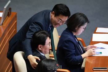 [포토] 손 잡고 대화 나누는 야당 원내대표들