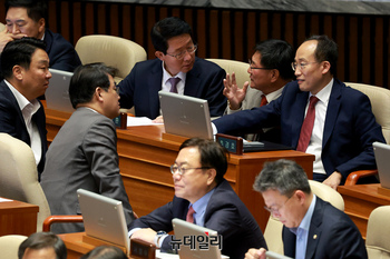 [포토] 의원들과 대화 나누는 추경호 국민의힘 원내대표