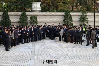 [포토] 이재명 대표 마중나온 더불어민주당 의원들